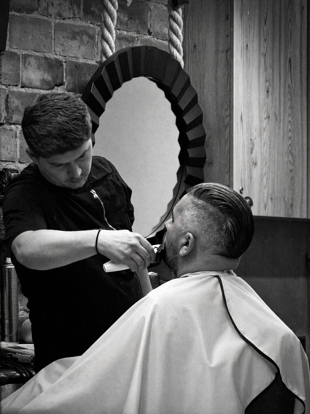 Fotografie alb-negru — colț de frizerie în salon