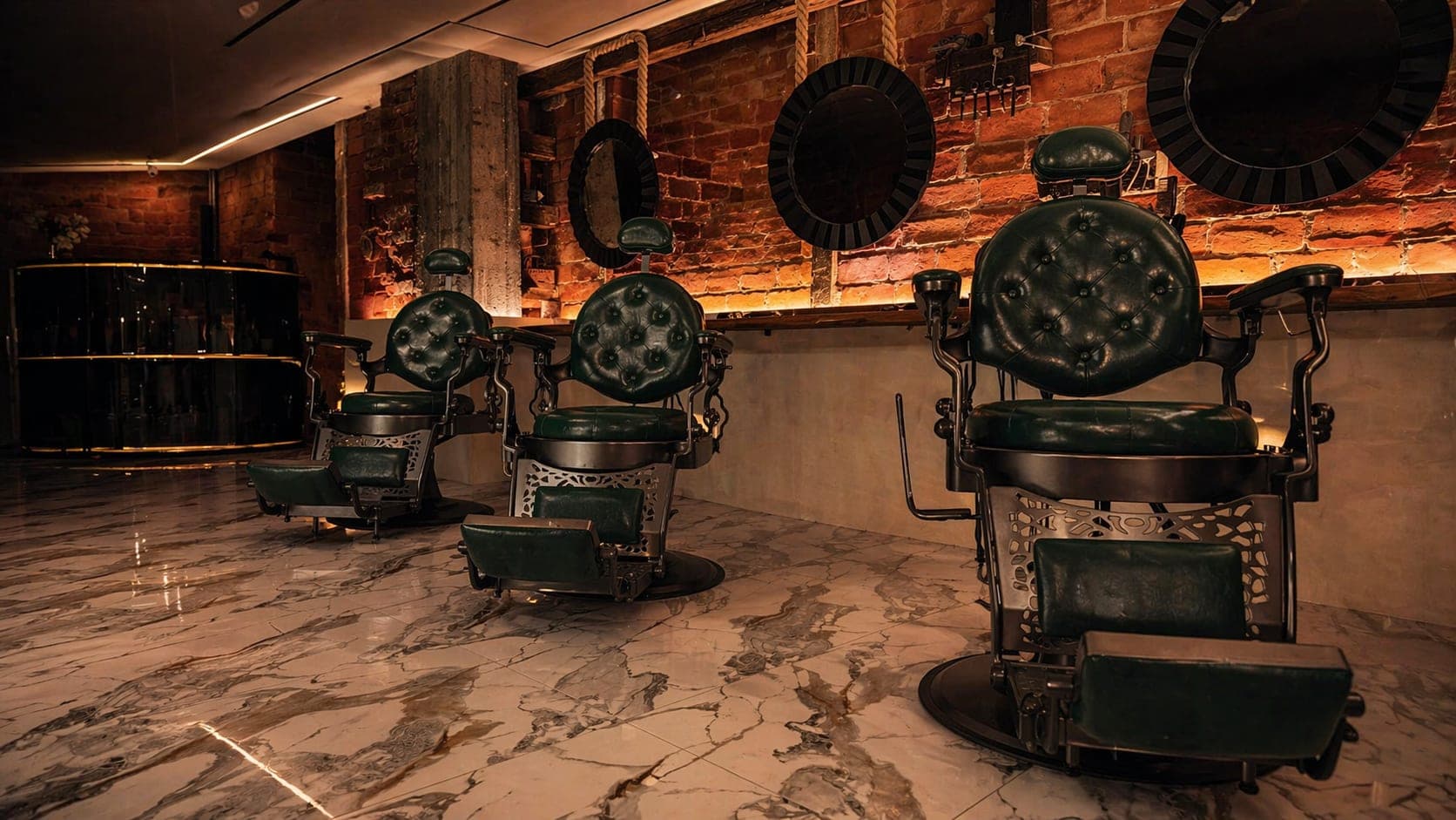 Scaune elegante din piele verde în salonul MegaSun